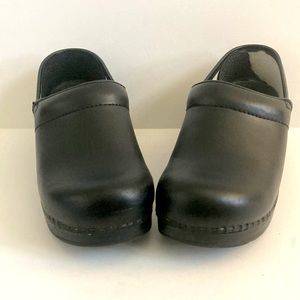 Dansko Professional Black Leather Cabrio Clogs - Size 37 UE/ 6.5 - 7 US